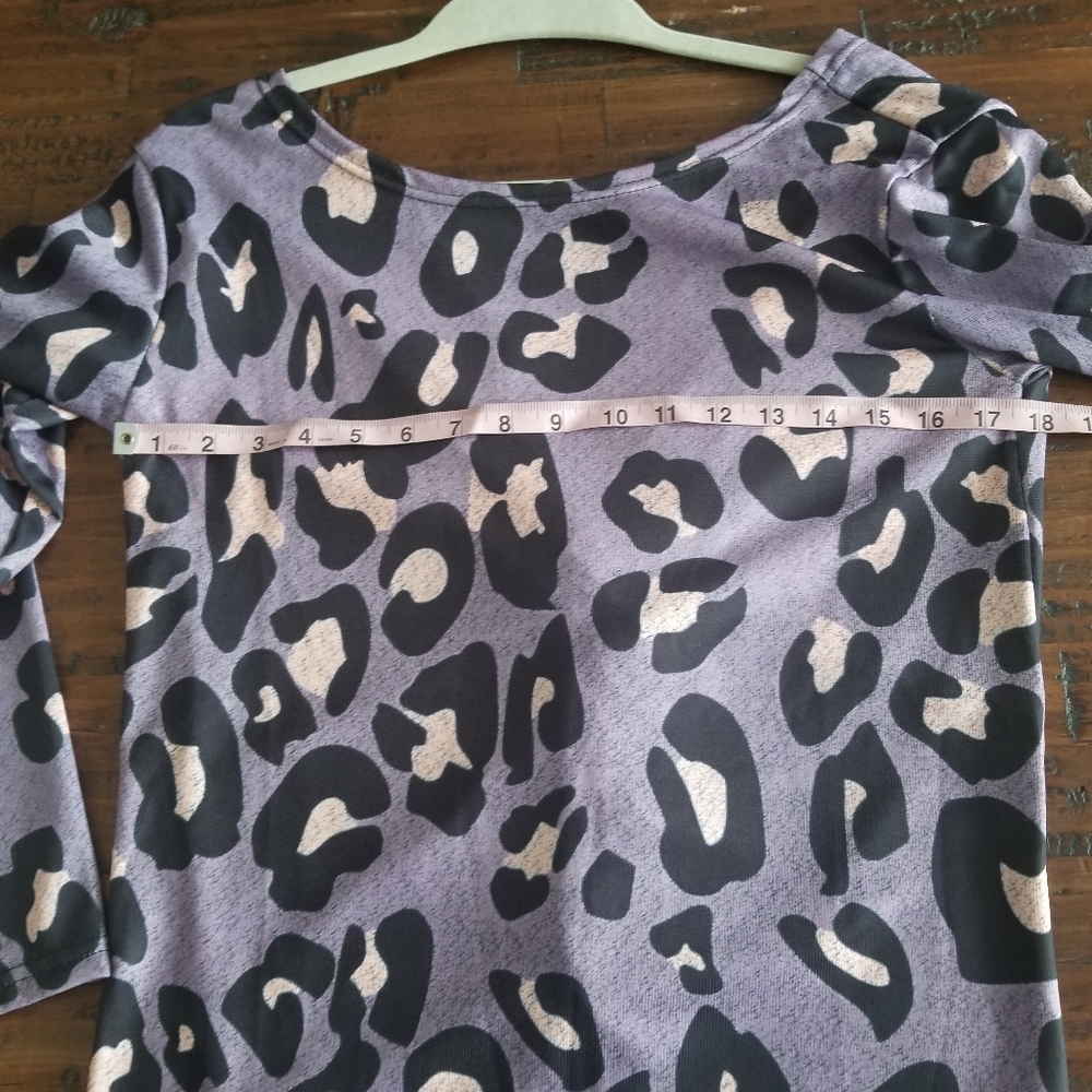 Purple leopard twisted open back top  sz m - Picture 5 of 5